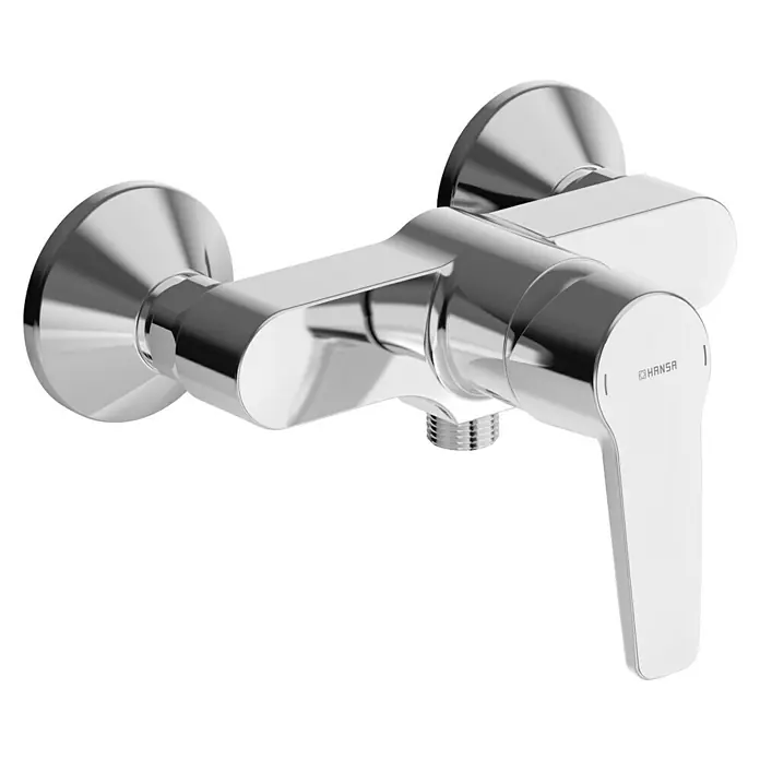 Hansa Polo Brausearmatur - Chrom, Glänzend, Ausladung: 145 mm - Nahaufnahme eines verchromten HANSA-Einhebelmischers für die Wandmontage, der durch sein modernes Design und seine Funktionalität besticht.