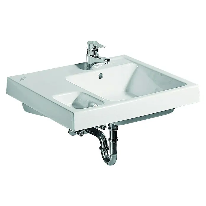 Geberit Waschtisch Schule - 60 x 55 cm, Ohne Spezialglasur, Hahnloch: Mitte, Mit Überlauf, Weiß - Keramikwaschbecken mit Armatur und Siphon auf schwarzem Hintergrund. Das Waschbecken ist rechteckig und hat eine zusätzliche Ablagefläche.