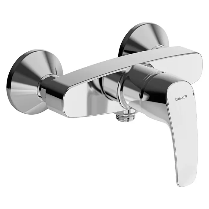 Hansa Pinto Brausearmatur - Chrom, Glänzend, Lochabstand: 135 mm - 165 mm - Nahaufnahme einer glänzenden Hansa-Armatur, die durch ihr modernes Design und ihre hochwertige Verarbeitung besticht.