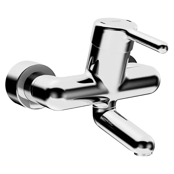 Hansa Medipro Waschtischarmatur - Wandmontage, Chrom, Glänzend, Ausladung Armatur: 171 mm, Mit Abdeckungen mit Vorabsperrung, Kurzer Auslauf - Nahaufnahme eines glänzenden, modernen Wasserhahns aus Chrom mit eleganten Linien und minimalistischem Design vor schwarzem Hintergrund.