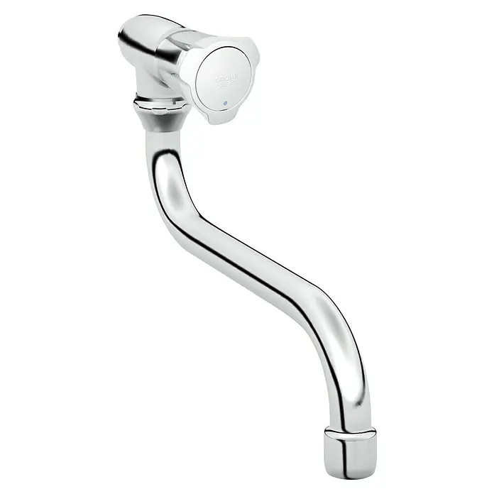 Grohe Kaltwasser-Wandventil Costa LChrom - Das Bild zeigt eine glänzende, verchromte Küchenarmatur von Grohe mit einem markanten, gebogenen Auslauf und einem weißen Bedienknopf.