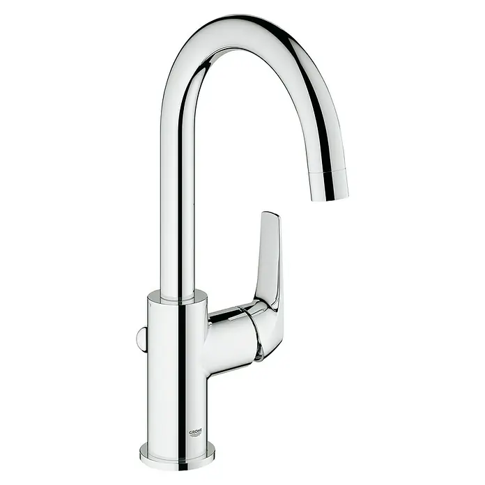 Grohe BauFlow Waschtischarmatur L-Size - Chrom, Glänzend - Nahaufnahme einer glänzenden, verchromten Grohe Einhand-Waschtischbatterie mit hohem Auslauf vor schwarzem Hintergrund.
