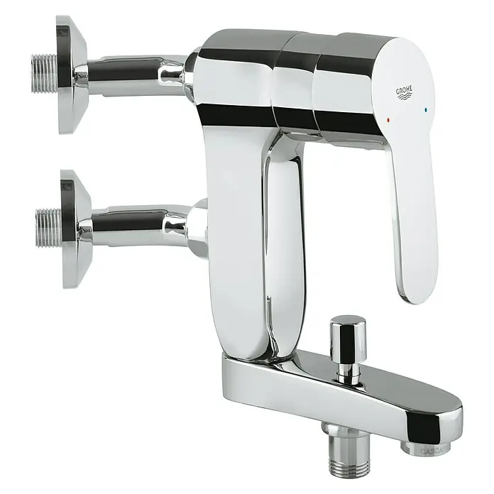 Grohe Badewannenarmatur Eurostyle C Vertica - Ausladung Armatur: 120 mm, Chrom, Glänzend - Nahaufnahme einer glänzenden Grohe Waschtischarmatur zur Wandmontage, die durch ihr elegantes, minimalistisches Design besticht.
