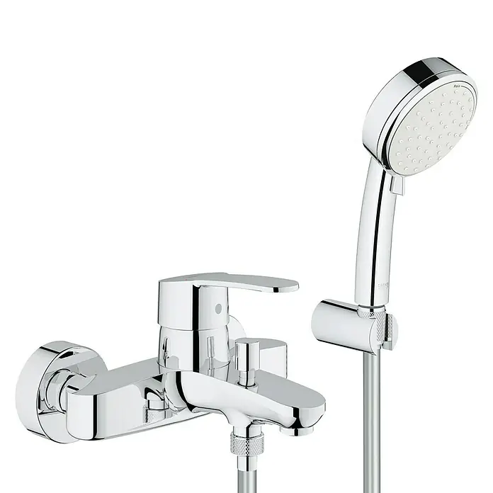 Grohe Eurostyle Cosmopolitan Badewannenarmatur - Ausladung Armatur: 173 mm, Chrom, Glänzend, Handbrause - Eine glänzende Chrom-Duscharmatur mit Handbrause vor einem tiefschwarzen Hintergrund.
