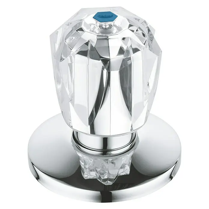 Grohe Hahnoberteil Brillant - ¾″, Chrom/Blau, Schubrosette - Nahaufnahme eines glänzenden, dekorativen Grohe Wasserhahngriffs mit Facettendesign und Chrombasis vor schwarzem Hintergrund.