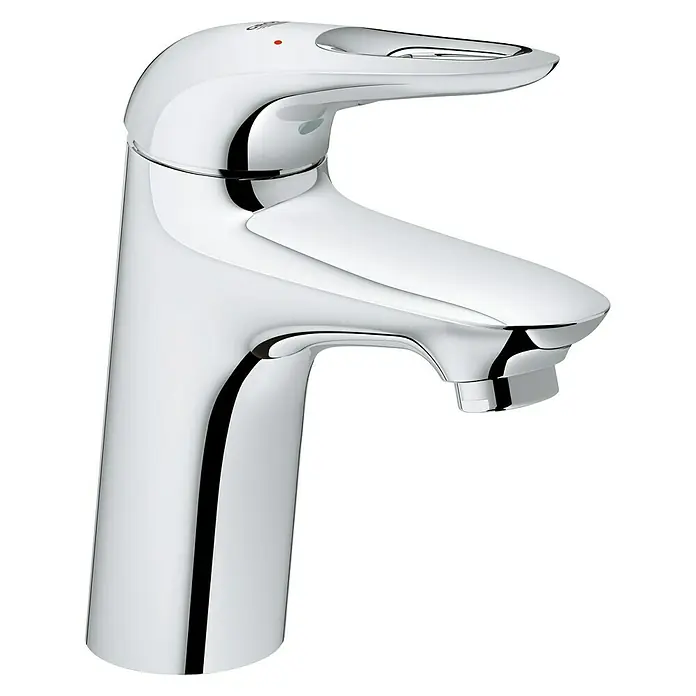 Grohe Eurostyle Waschtischarmatur S-Size - Chrom, Glänzend, Ohne Zugstange - Nahaufnahme eines glänzenden, modernen Waschtischarmatur aus Chrom vor einem schwarzen Hintergrund.