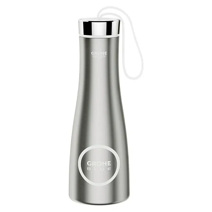 Grohe Blue Thermo-Trinkflasche - 0,45 l, Edelstahl - Eine elegante, silberfarbene GROHE Blue Wasserflasche mit einem weißen Trageband für unterwegs.