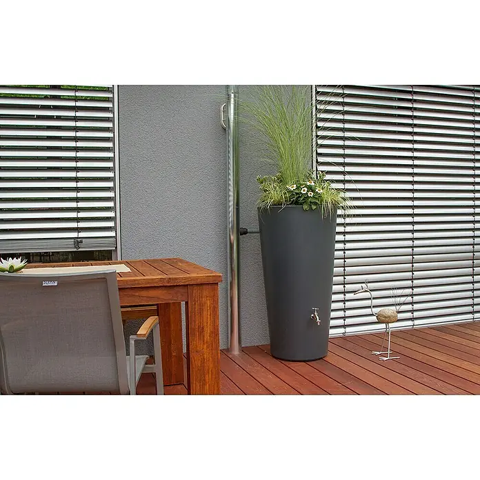 Regenspeicher Rainbowl Flower - 150 l, Anthrazit - Produktaufnahme einer stilvollen Regentonnen-Pflanzgefäß-Kombination im Garten, die Funktionalität und Design vereint.