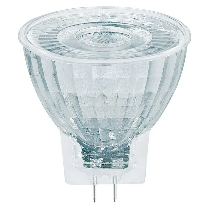 Osram LED-Lampe Superstar MR11 - GU4, Dimmbar, Warmweiß, 184 lm, 2,8 W - Nahaufnahme einer klaren MR16-Halogenlampe mit Stiftbasis auf schwarzem Hintergrund, die ihre Bauweise und Details hervorhebt.