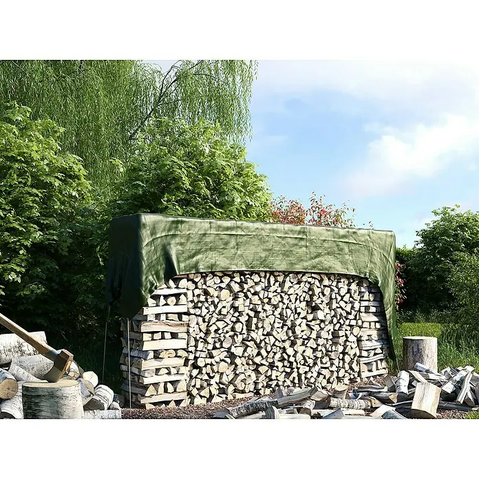 Kaminholz-Abdeckplane Typ 210 - 600 x 150 cm, Polyethylen - Brennholzstapel abgedeckt mit einer grünen Plane, umgeben von üppiger Vegetation und einem Axt-Holz-Arrangement im Vordergrund.