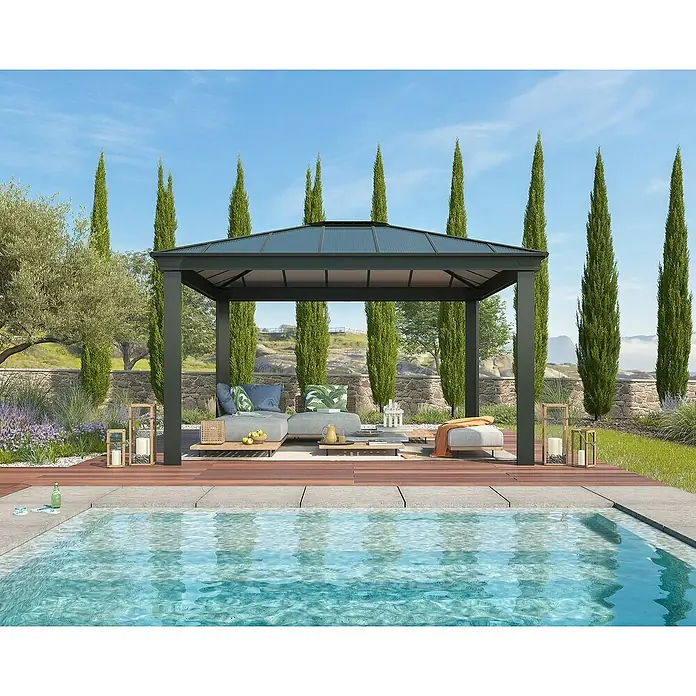 Palram – Canopia Standard-Pavillon Dallas - B x T: 360 x 422 cm, Material Gestell: Aluminium - Das Bild zeigt einen Pavillon mit Lounge-Möbeln neben einem Pool, umgeben von Grün. Der Pavillon bietet einen stilvollen Entspannungsbereich im Freien.