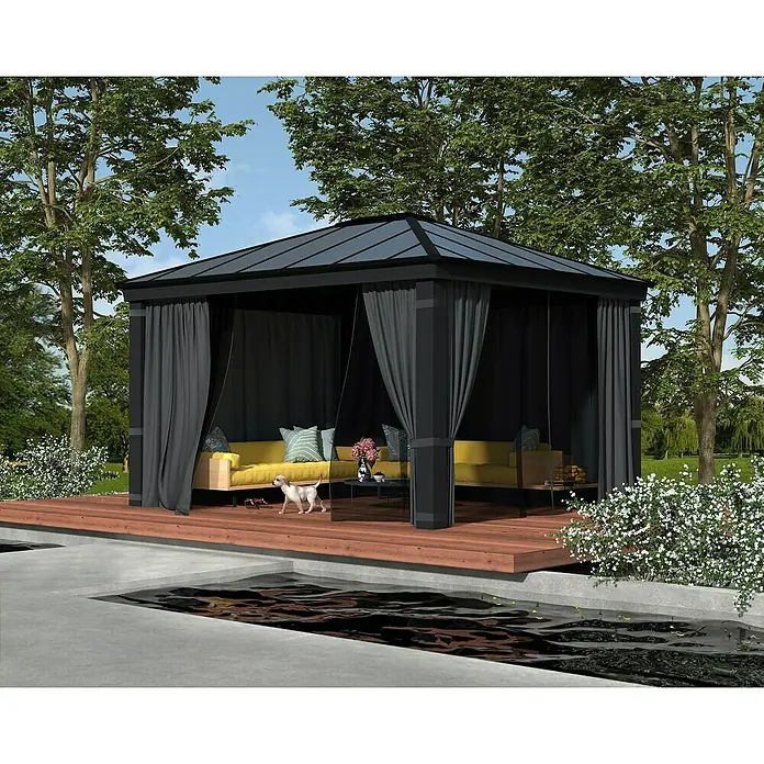 Palram – Canopia Standard-Pavillon Dallas - B x T: 360 x 422 cm, Material Gestell: Aluminium - Elegantes Gartenhaus mit Vorhängen, Sofas und einem kleinen Tisch auf einer Holzterrasse neben einem Teich, umgeben von Grün.