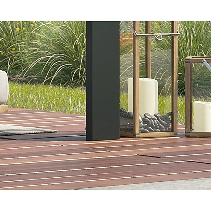 Palram – Canopia Standard-Pavillon Dallas - B x T: 360 x 483 cm, Material Gestell: Aluminium - Dekorative Außenlaternen mit Kerzen und Steinen auf einer Holzterrasse, die eine gemütliche Atmosphäre im Freien schaffen.