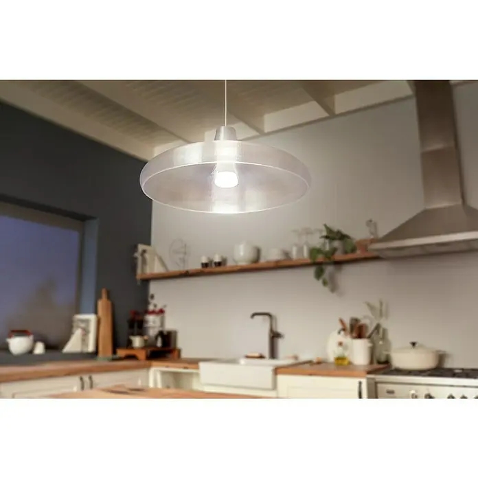 Philips Hue Smart-LED-Lampe White - E27, Dimmbar, Warmweiß, 1.600 lm, 15,5 W, 1 Stk. - Helle Küche mit einer modernen, transparenten Hängelampe, die ein warmes Licht spendet und das minimalistische Design hervorhebt.