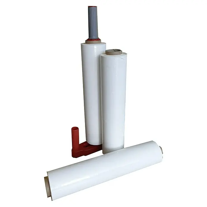 Stretchfolie - 300 x 0,45 m, 135 m² - Abbildung von Schrumpffolienrollen, darunter eine mit Handabroller. Ideal für Verpackung und Transportsicherung.