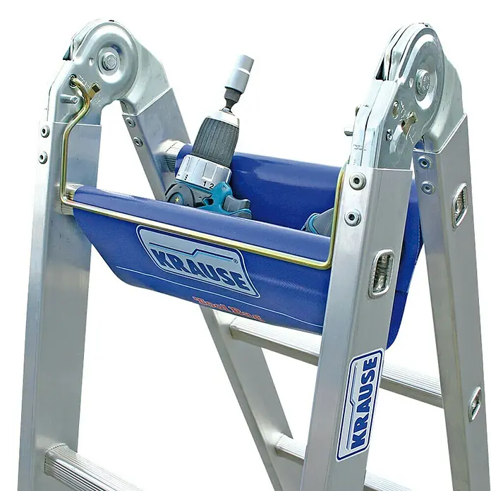 Krause Stabilo Ablage ToolBag - Breite: 290 mm - Bild einer Krause-Leiter mit Werkzeugablage, die einen Bohrer hält. Ideal für Handwerker und Heimwerker, bietet sie Komfort und Sicherheit.