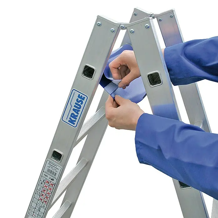 Krause Stabilo Ablage ToolBag - Breite: 290 mm - Nahaufnahme einer Krause-Leiter, an der eine Person ein blaues Tuch anbringt, ideal für Heimwerker- und Renovierungsarbeiten.
