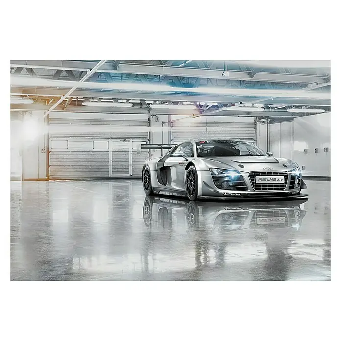 Komar Fototapete Audi R8 - 8 -tlg., B x H: 368 x 254 cm, Papier - Silberner Audi R8 LMS Ultra Rennwagen in einer Garage, der die Leistung und das elegante Design des Autos hervorhebt.