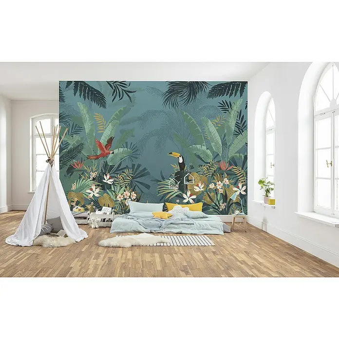 Komar Fototapete Enchanted Jungle - B x H: 350 x 250 cm, Vlies - Kinderzimmer mit Dschungel-Tapete, Bett mit Kissen, Spielzelt und Holzboden. Die Dschungeltapete zeigt exotische Pflanzen, einen Tukan und einen Papagei.