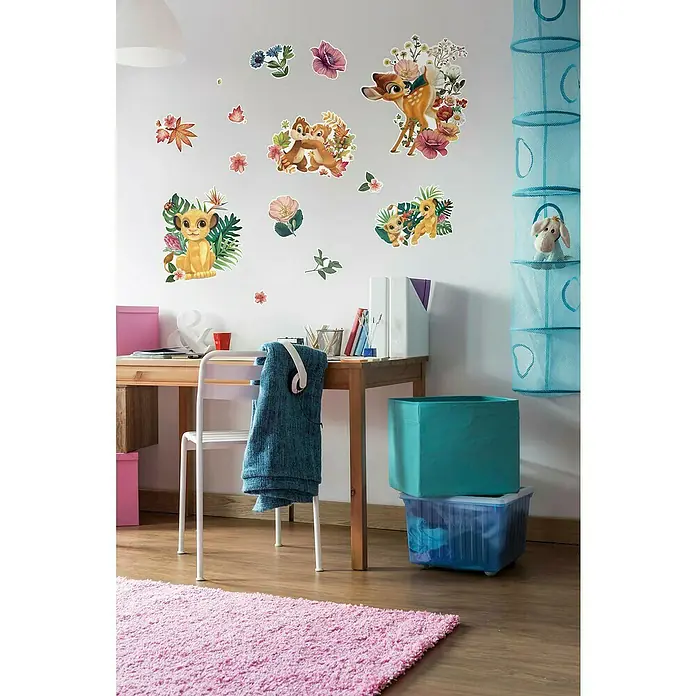 Komar Disney Edition 4 Dekosticker Be In Nature - 15 -tlg., 100 x 70 cm - Ein Kinderzimmer mit einem Schreibtisch, Stuhl und Wandaufklebern mit Tiermotiven.