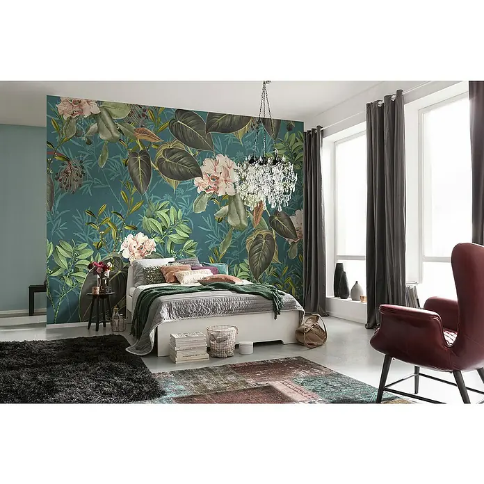 Komar Fototapete Jacinta - 8 -tlg., B x H: 350 x 250 cm, Vlies - Elegantes Schlafzimmer mit einer floralen Tapete, einem stilvollen Bett und einer dekorativen Kristall-Lüster, die dem Raum eine luxuriöse Note verleiht.