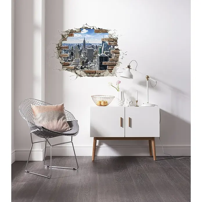 Komar Dekosticker Break Out NYC - 1 -tlg., 100 mm x 70 cm - Wandtattoo mit New York Skyline in einem durchbrochenen Backsteinrahmen, der eine Illusion von Tiefe und urbanem Flair erzeugt.\n