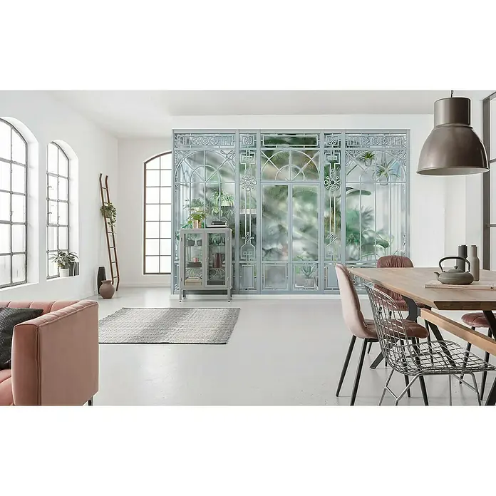 Komar Fototapete Orangerie - 8 -tlg., B x H: 368 x 254 cm, Papier - Einladender Raum mit stilvollem Möbel-Ensemble: Sofa, Esstisch und dekorativer Glaswand für ein modernes Wohnambiente.