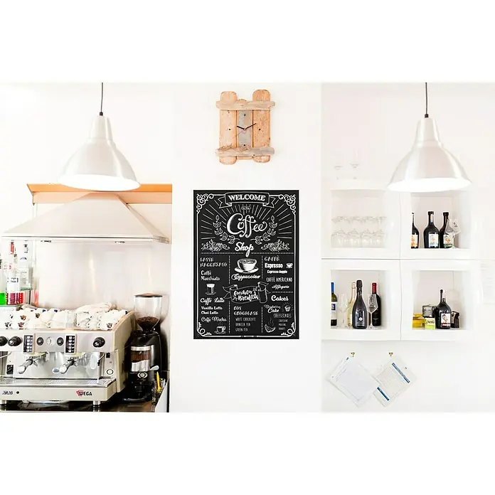 Komar Dekosticker Coffeeshop - 1 -tlg., 70 x 50 cm - Ein einladendes Kaffeehaus-Ambiente mit einer handgezeichneten Tafel, die eine vielfältige Auswahl an Kaffeespezialitäten anbietet.