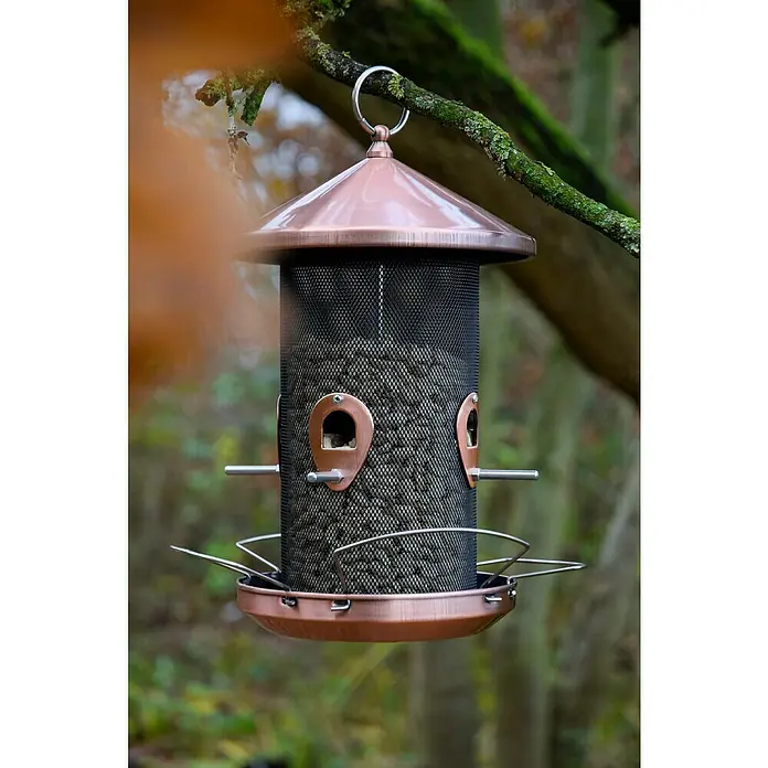 Dobar Futterspender - Material: Metall, Mit Silo - Ein detailreiches Bild einer hängenden Vogeltränke mit bronzefarbenem Dach und einem Netzbehälter voller Vogelfutter.