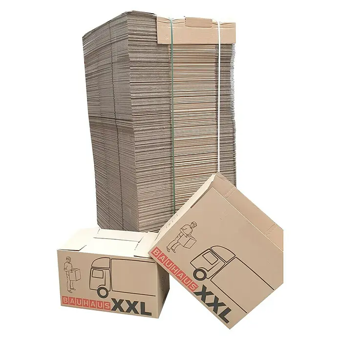 BAUHAUS Umzugskarton Multibox XXL Palette - L x B x H: 72,5 x 41 x 44 cm, Traglast: 30 kg, 250 Stk. - Stapel flacher BAUHAUS XXL-Umzugskartons und zwei zusammengebaute Kartons mit LKW-Motiv.