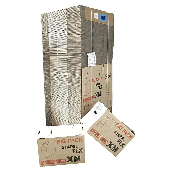 BAUHAUS Umzugskarton Palette Stapel-Fix - L x B x H: 58 x 33,5 x 38,5 cm, Traglast: 30 kg, 250 Stk. - Ein hoher Stapel flacher Kartons und drei montierte "BIG PACK STAPEL FIX XM" Umzugskartons von BAUHAUS sind zu sehen.