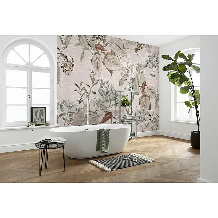 Komar Fototapete Kalinka - 7 -tlg., B x H: 350 x 250 cm, Vlies - Elegantes Badezimmer mit freistehender Badewanne vor einer Wand mit floralem Muster und einem stilvollen Hocker mit Buch.