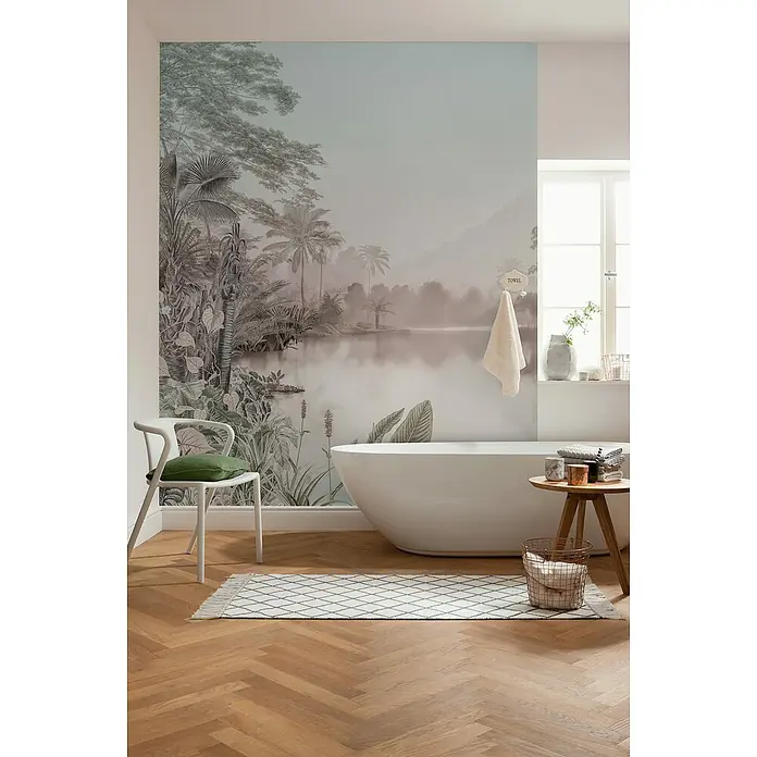 Komar Fototapete Palmiers - 4 -tlg., B x H: 200 x 250 cm, Vlies - Badezimmer mit tropischem Wandbild. Eine freistehende Badewanne, ein Teppich und ein Beistelltisch schaffen eine entspannende Atmosphäre.