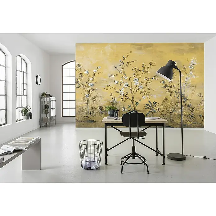Komar Fototapete Mandarin - 4 -tlg., B x H: 368 x 248 cm, Vlies - Ein moderner Büroraum mit einem Schreibtisch, einem Stuhl, einer Stehlampe und einem Papierkorb vor einer Wandmalerei.