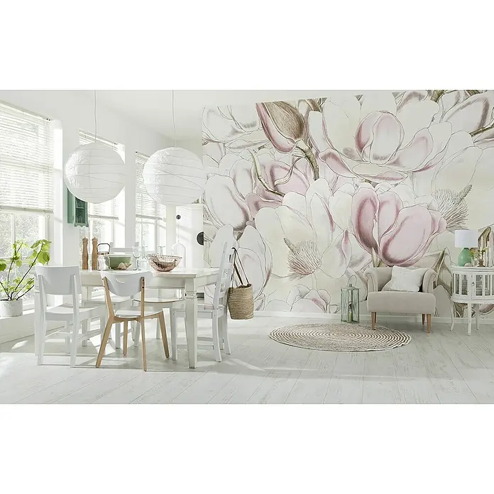 Komar Fototapete Petals - 4 -tlg., B x H: 368 x 248 cm, Vlies - Ein heller Raum mit einer Esstischgruppe, beleuchtet von Papierlampen, und einer floralen Wandtapete, die eine elegante Atmosphäre schafft.