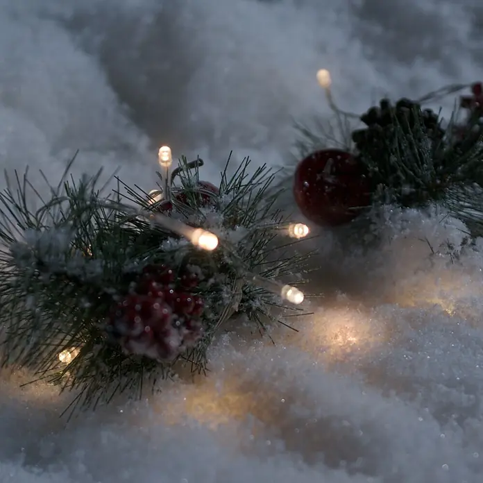 Konstsmide LED-Lichterkette - Außen, Lichtfarbe: Warmweiß, Batteriebetrieben, 1,9 m, Klar - Winterliche Dekoration mit Tannenzweigen, roten Beeren und warm leuchtenden Lichtern im Schnee.
