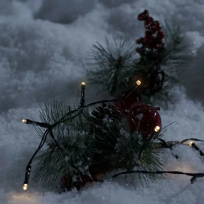 Konstsmide LED-Lichterkette - Außen, Lichtfarbe: Warmweiß, Anzahl Leuchtmittel: 80 Stk., Batteriebetrieben, Schwarz - Weihnachtliche Lichterkette mit Tannenzweigen, Zapfen und Beeren im Schnee, für eine festliche Winterstimmung.