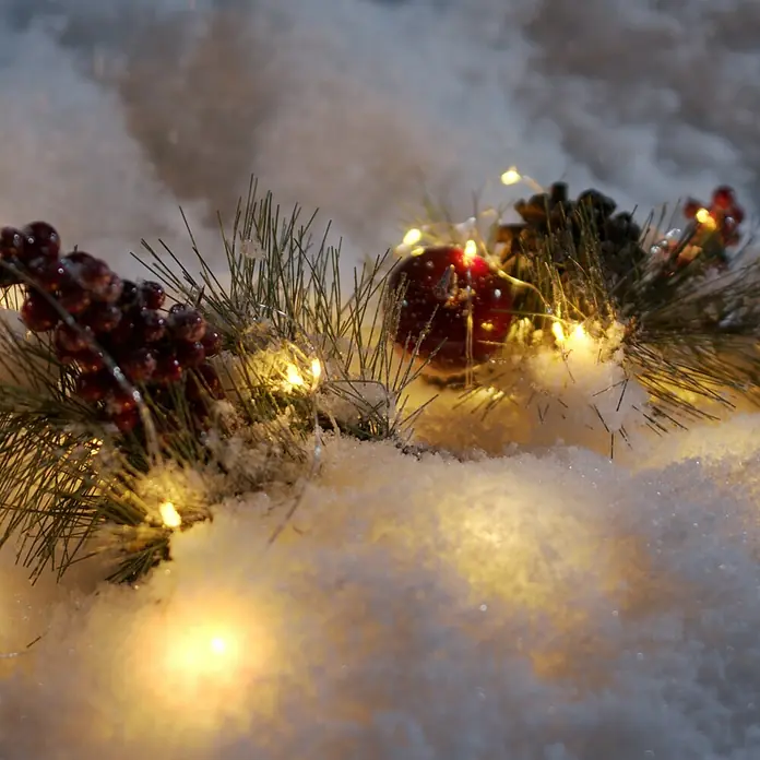 Konstsmide LED-Lichterkette Tropfenlichterkette - Innen, Lichtfarbe: Bernstein, Anzahl Leuchtmittel: 50 Stk., Netzbetrieben, Silber - Weihnachtliche Dekoration im Schnee mit glitzernden Lichtern, roten Beeren und Tannenzweigen. Festliche Winterstimmung für Ihr Zuhause.