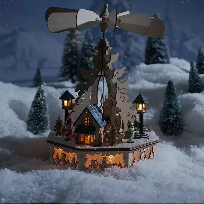 Konstsmide LED-Weihnachtsdekoleuchte Holzpyramide - 22 x 22 x 28,5 cm, Braun, Netzbetrieben, LED - Stimmungsaufnahme