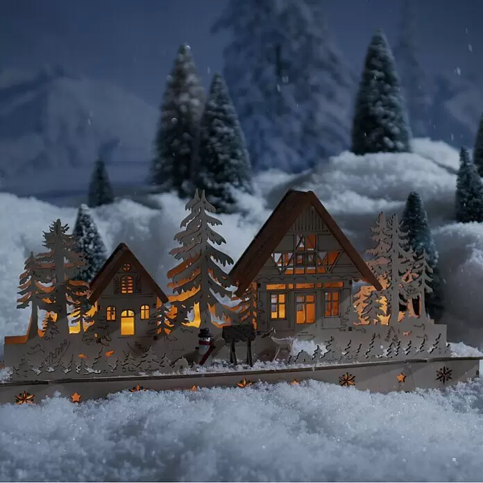 Konstsmide LED-Weihnachtsdekoleuchte Holzsilhouette Dorf mit Schneemann und Rentier - 8 x 43 x 19 cm, Braun, Batteriebetrieben, LED - Eine hölzerne Weihnachtsdorf-Dekoration mit beleuchteten Häusern und Bäumen im Schnee.