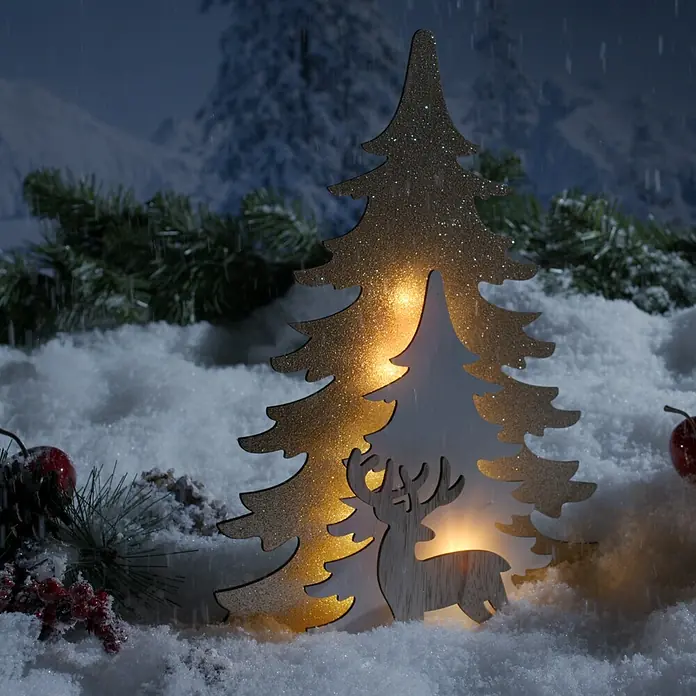 Tween Light Luz LED navideña - 25,5 x 5 x 35 cm, Oro, Funciona con pilas, LED - Figura decorativa de árbol de Navidad de madera con silueta de ciervo, iluminada cálidamente, en un paisaje nevado de invierno.