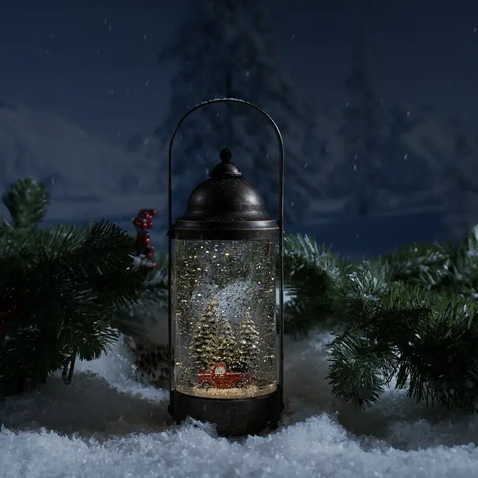 Konstsmide LED-Schneelaterne mit Weihnachtsbäumen - Innen, Braun, 9 x 10 x 29 cm, Laterne, Batteriebetrieben - Weihnachtliche Laterne mit Schneekugel-Effekt. Ein roter Truck und Tannenbäume im Inneren sorgen für festliche Stimmung in dieser Laterne.