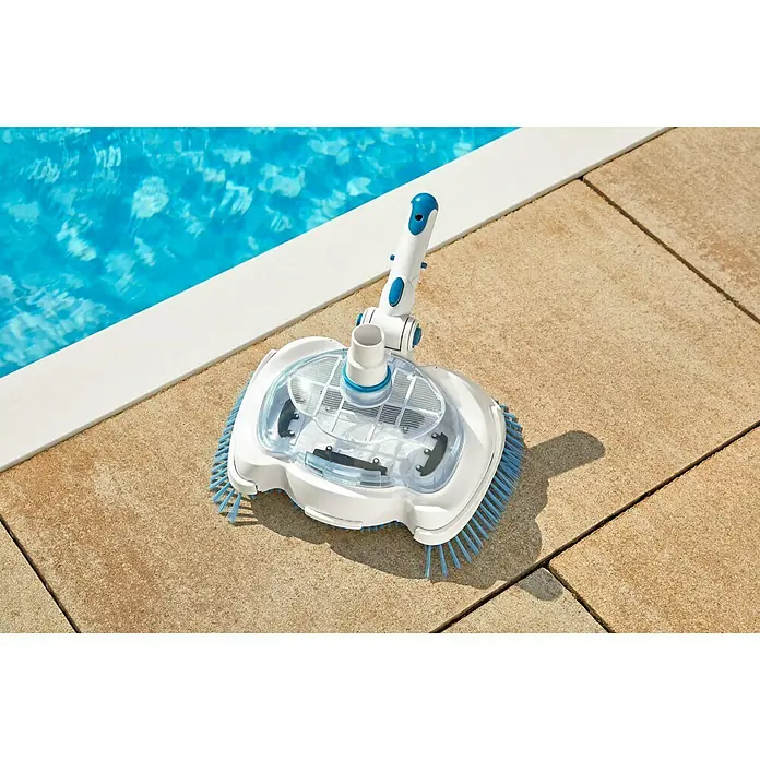 Malibu Poolsauger - Manuell, Durchmesser Anschluss: 32 mm - Ein automatischer Poolreiniger in Weiß und Blau steht auf Steinplatten neben einem Pool, bereit für die Reinigung.