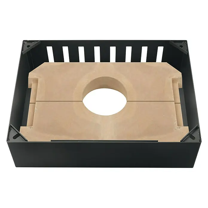Justus Wärmespeicherblock E-Block - L x B x H: 45,5 x 62 x 17 cm - Produktbild eines schwarzen Ofens mit einem großen runden Loch in der Mitte, perfekt für gemütliche Stunden.