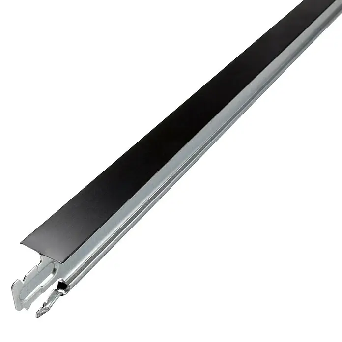 THU Ceiling Solutions Perfil secundario T24 - L x An x Al: 1,2 m x 24 mm x 38 mm, Acero, Negro - Primer plano de un perfil en T negro utilizado para instalaciones de techo, mostrando los detalles de fijación claramente.