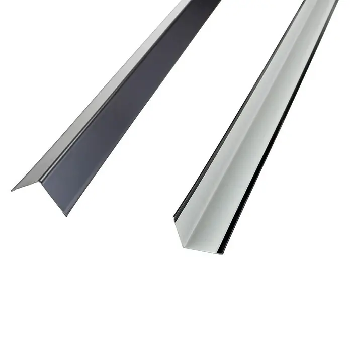 THU Ceiling Solutions Perfil angular 9005 - 3 m x 24 mm x 24 mm, Acero, Negro - La imagen muestra dos perfiles angulares metálicos, uno en gris oscuro y el otro en plata brillante, sobre un fondo negro.