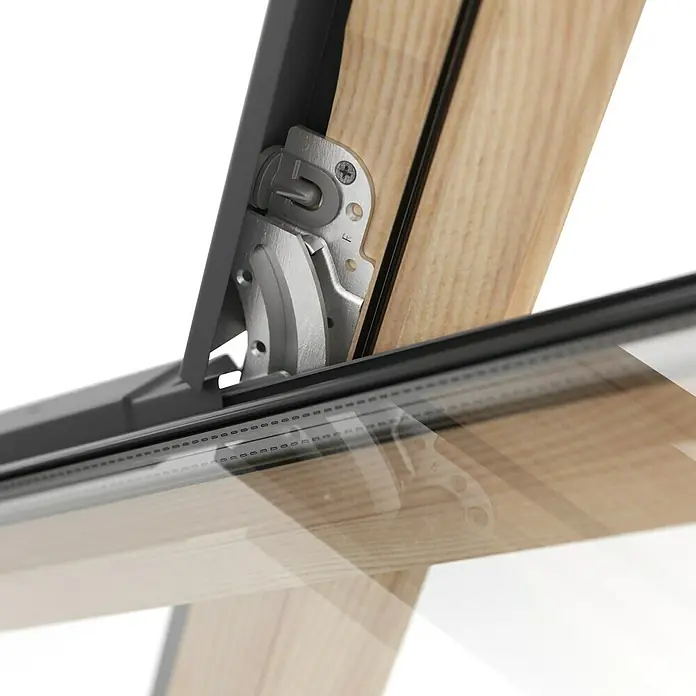 Solid Elements Ventana de techo - 55 x 78 cm - Vista detallada de una ventana de techo. Los accesorios son plateados, la madera es clara y el sello es negro. La ventana es de alta calidad.