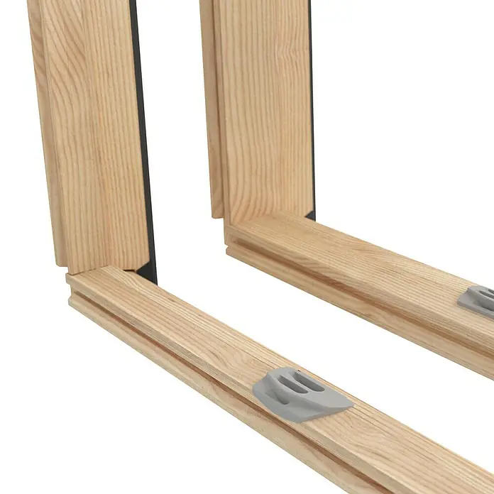 Solid Elements Ventana de techo - 55 x 78 cm - Vista detallada de un marco de ventana de madera clara con un clip de fijación gris, mostrando líneas limpias y grano natural.