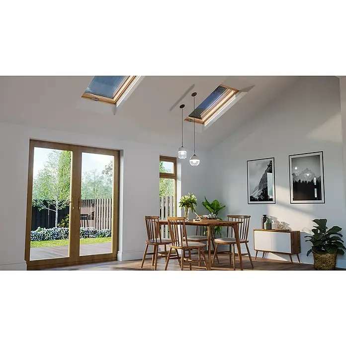 Solid Elements Dachfenster Basic - 66 x 118 cm - Helles Esszimmer mit Holztisch und Stühlen unter Dachfenstern. Der Raum ist mit moderner Kunst und Pflanzen geschmückt und wirkt einladend.