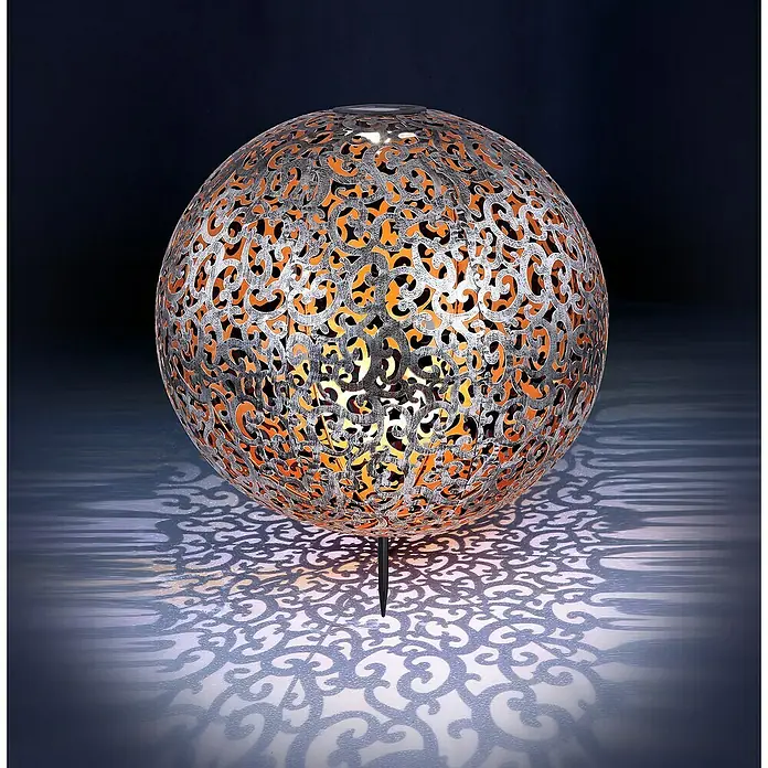 Globo Solar-Dekoleuchte - 0,12 W, Silber, IP44, Ø x H: 40 x 50 cm - Dekorativer Gartenkugel-Leuchtkörper mit filigranem Muster, der ein warmes Licht wirft und faszinierende Schatten erzeugt.\n
